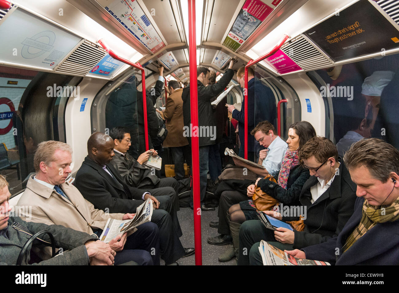 Les voyageurs sur la ligne Central Transport Métro de Londres, UK Banque D'Images