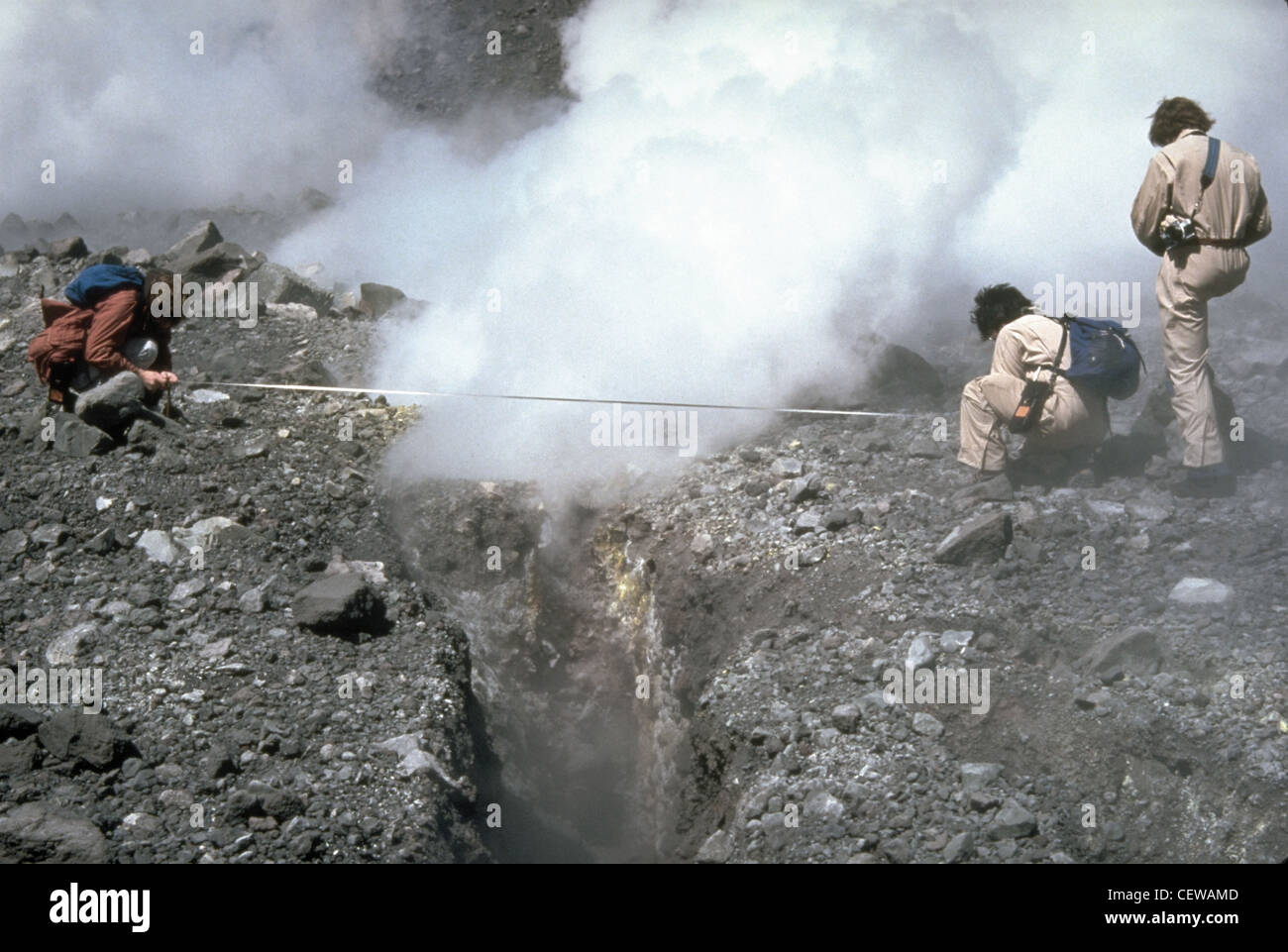 Des géologues de la U.S. Geological Survey ont surveillé le mont constitués Helens pour étudier l'activité volcanique. Ils ont utilisé des outils comme des rubans en acier pour mesurer les fissures, indiquant la montée du magma et la déformation volcanique. Banque D'Images