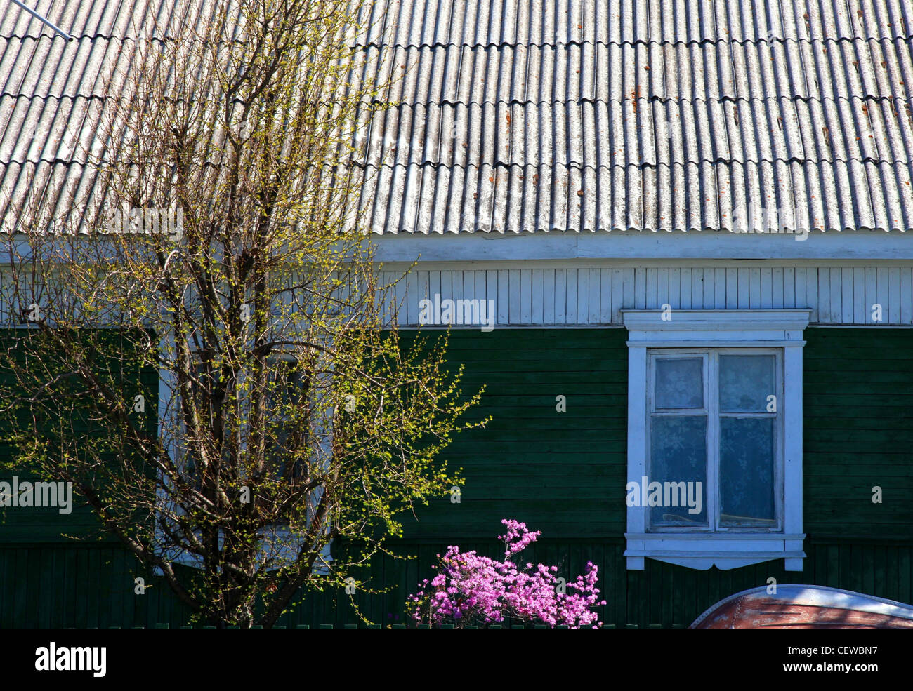 Partie de maison rurale. Deux fenêtres. Jour, Close up. Banque D'Images