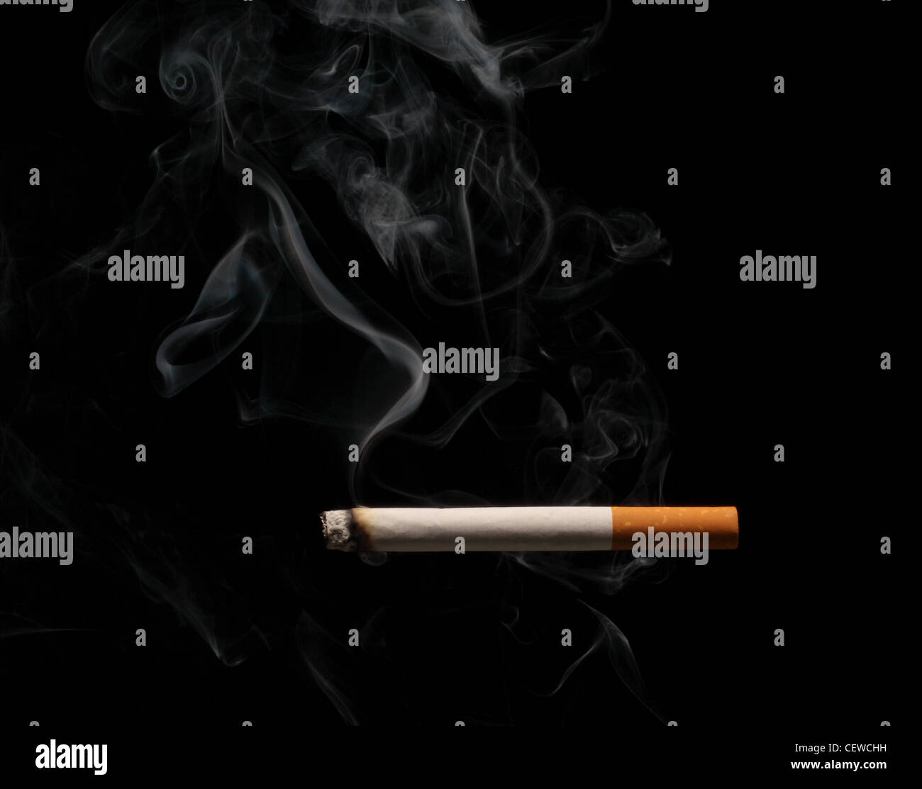 Une cigarette et gravure sur fond noir Banque D'Images