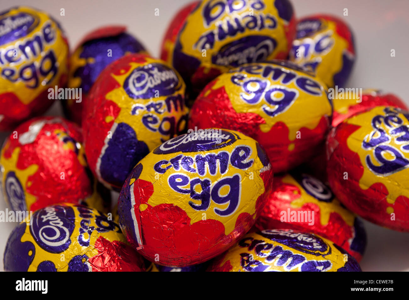 Bol de Cadbury creme egg minis Banque D'Images