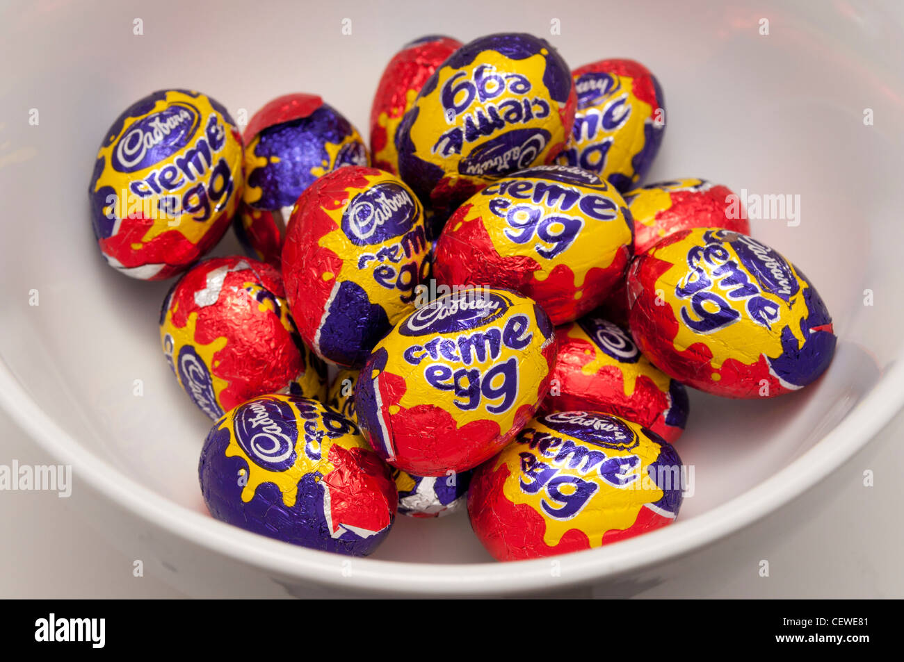 Bol de Cadbury creme egg minis Banque D'Images