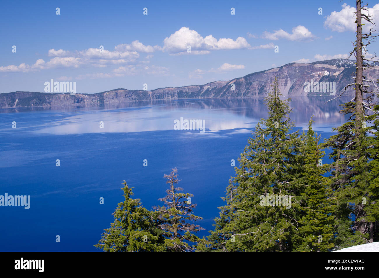 Vue sur le lac du cratère avec des nuages qui se reflète dans le lac Banque D'Images