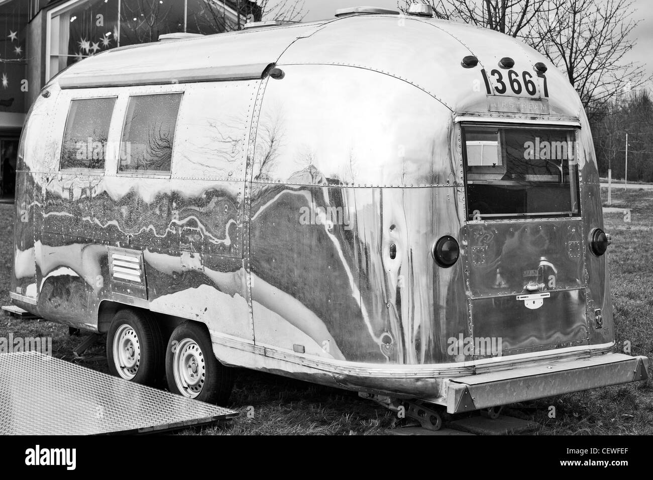 Caravane Airstream d'argent dans les motifs de la Vitra Design Museum, Weil am Rhein, Allemagne Banque D'Images