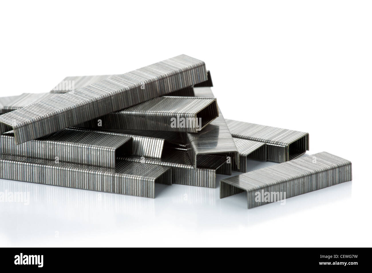 Blocs de bureau machine agrafage agrafes sur un fond blanc Banque D'Images