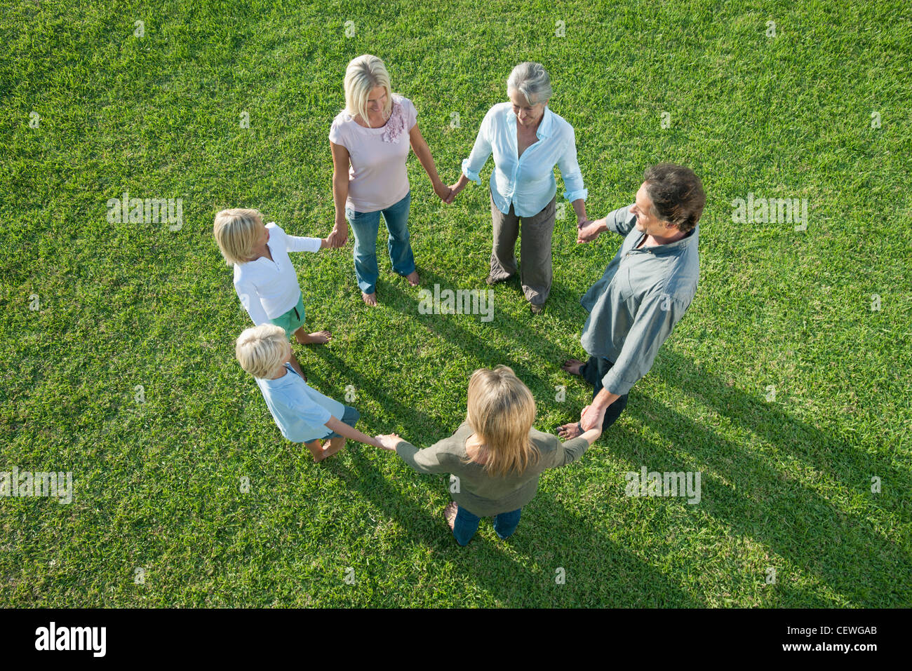 People Standing together holding hands cercle formant Banque D'Images