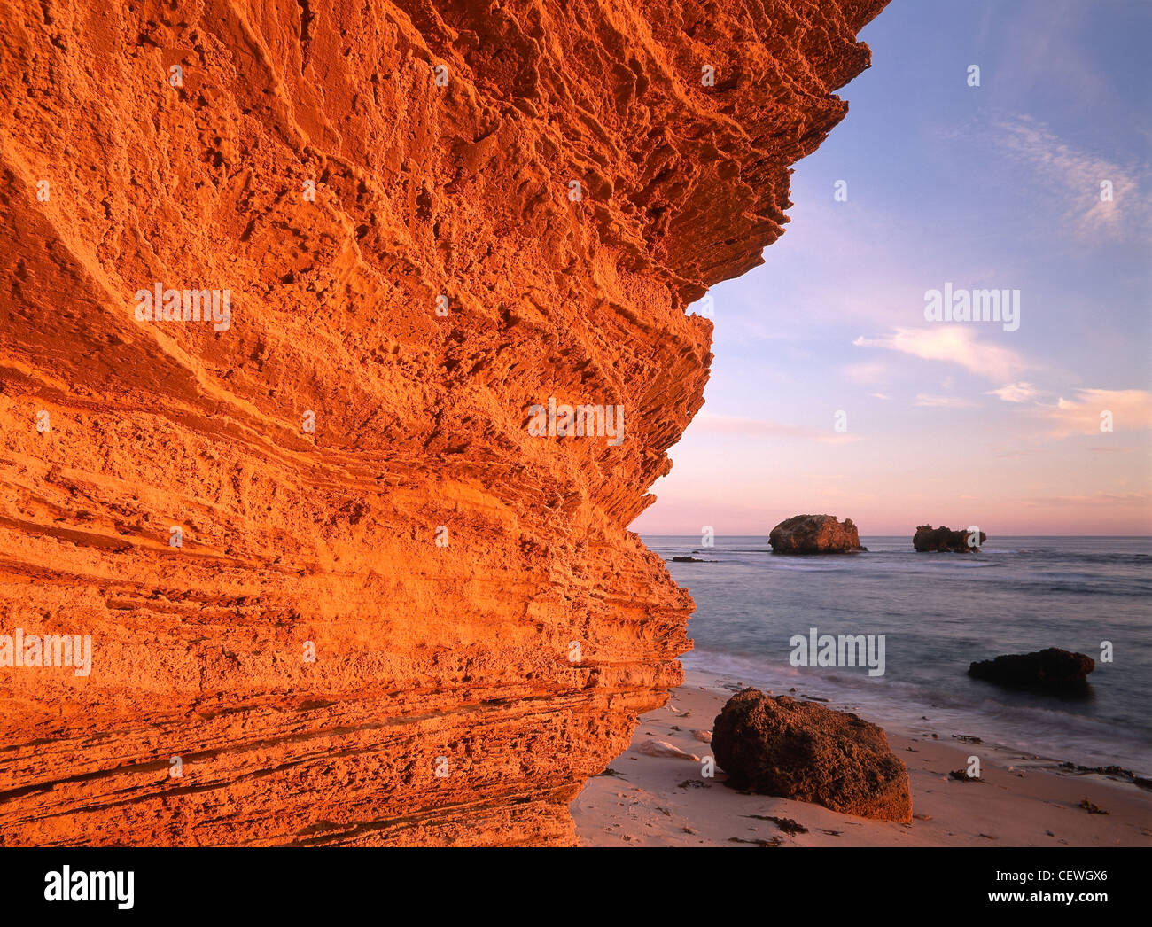 Coucher du soleil brille sur falaise à pied Plage avec l'océan en arrière plan à Mornington Peninsula National Park Victoria Australie Banque D'Images