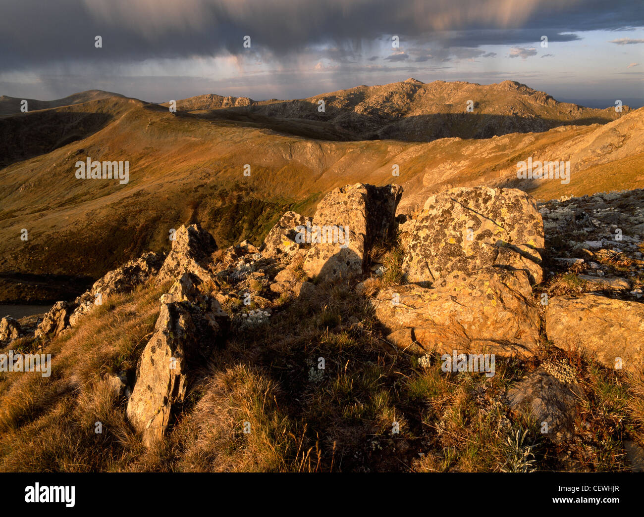 Vue depuis l'autre côté de la crête Carruthers gamme principale vers le mont Kosciuszko au lever de la Nouvelle-Galles du Sud Australie Banque D'Images