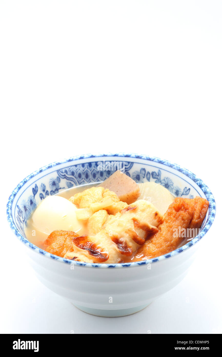 Oden , nourriture japonaise , sur fond blanc Banque D'Images