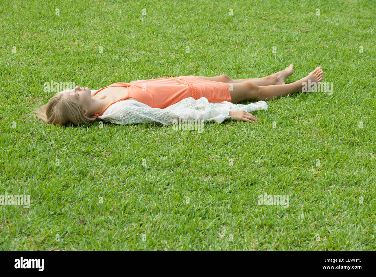 femme qui fait une sieste sur l'herbe Photos