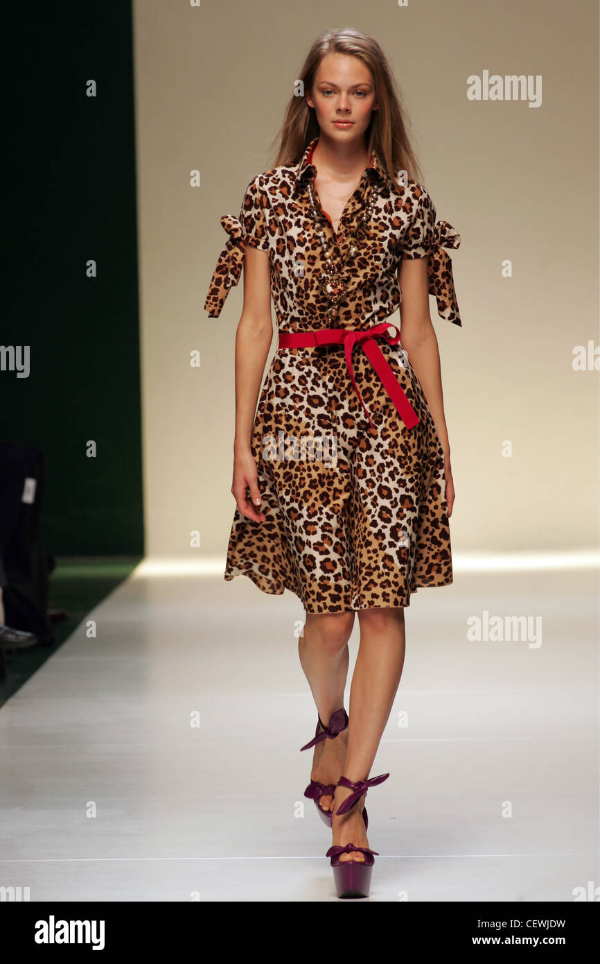 Moschino Cheap and Chic Milan Prêt à Porter S S Model wearing robe imprimé  léopard avec ceinture rouge et chaussures de plate-forme Photo Stock - Alamy