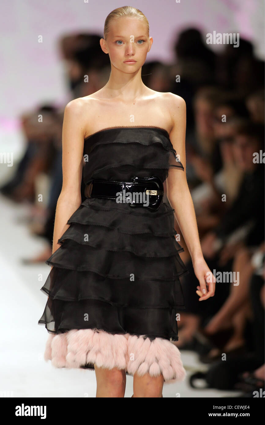 Fendi Milan Prêt à Porter S S modèle australien Gemma Ward portant des  couches sans bretelles robe noire avec fourrure rose hem Photo Stock - Alamy