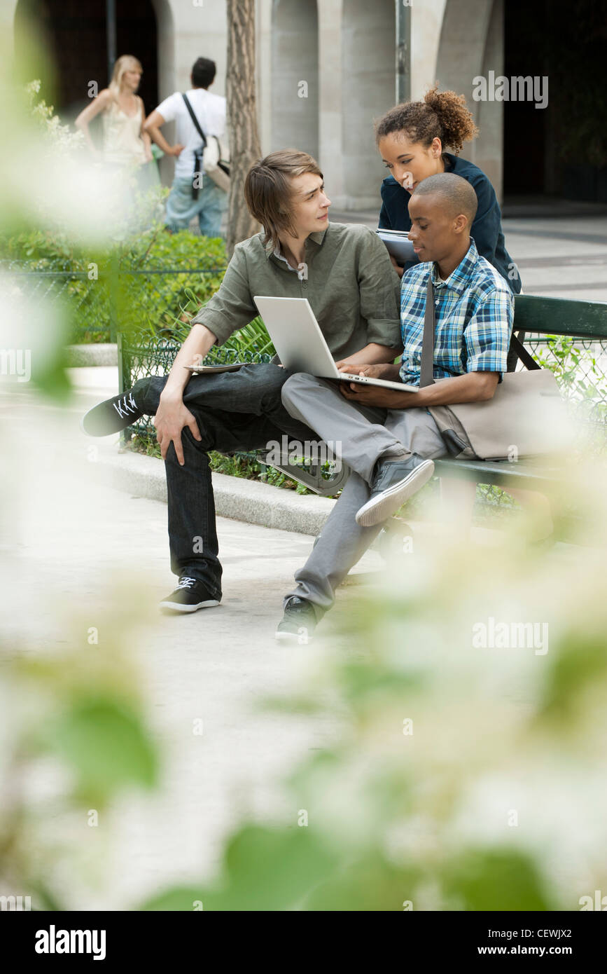 Les étudiants qui étudient sur le campus de l'université avec un ordinateur portable Banque D'Images