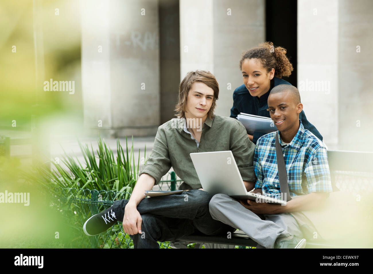 Les étudiants de l'université sur le campus avec un ordinateur portable Banque D'Images