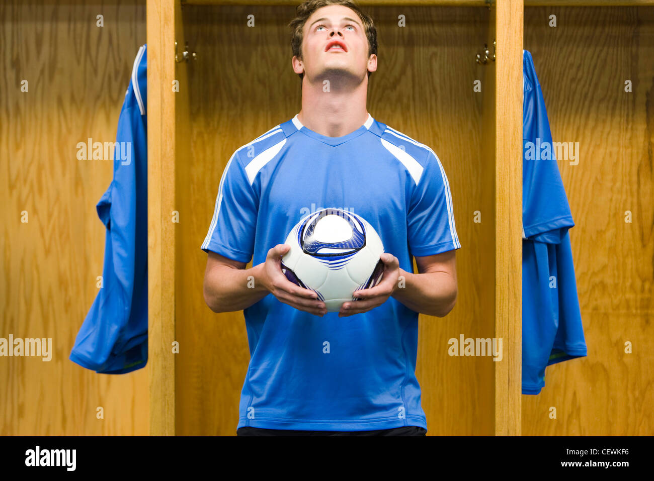 Jeune joueur de soccer holding soccer ball Banque D'Images