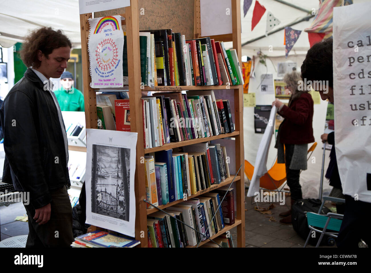 La bibliothèque universitaire de Occupy London, London OSLX. Banque D'Images