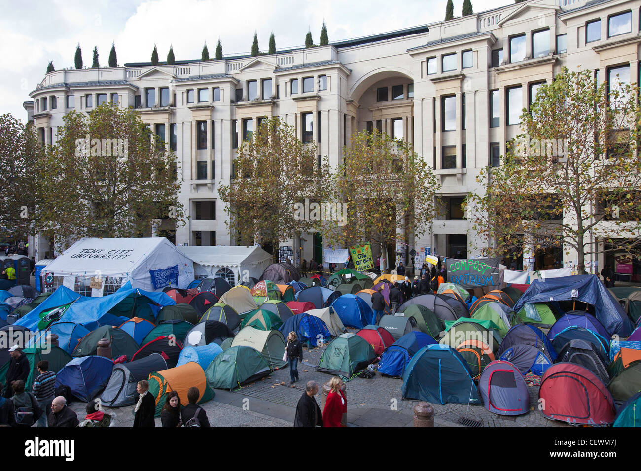 Tentes d'Occupy London (OSLX) à l'extérieur de la Cathédrale St Paul, à Londres. Banque D'Images