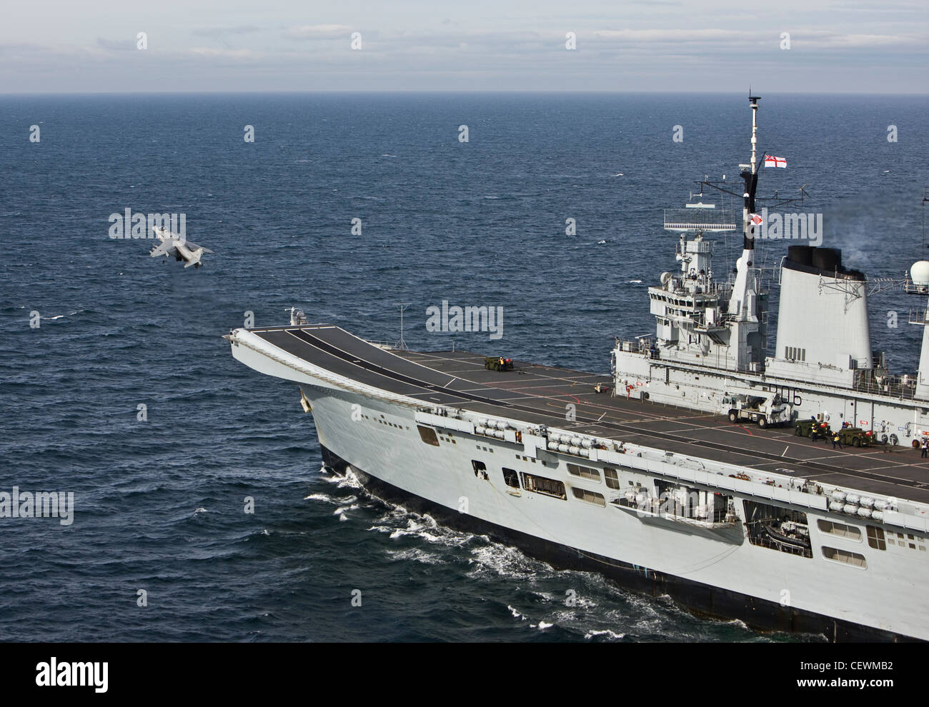 Porte-avions HMS Naval Illustrius avec Jets Harrier Banque D'Images