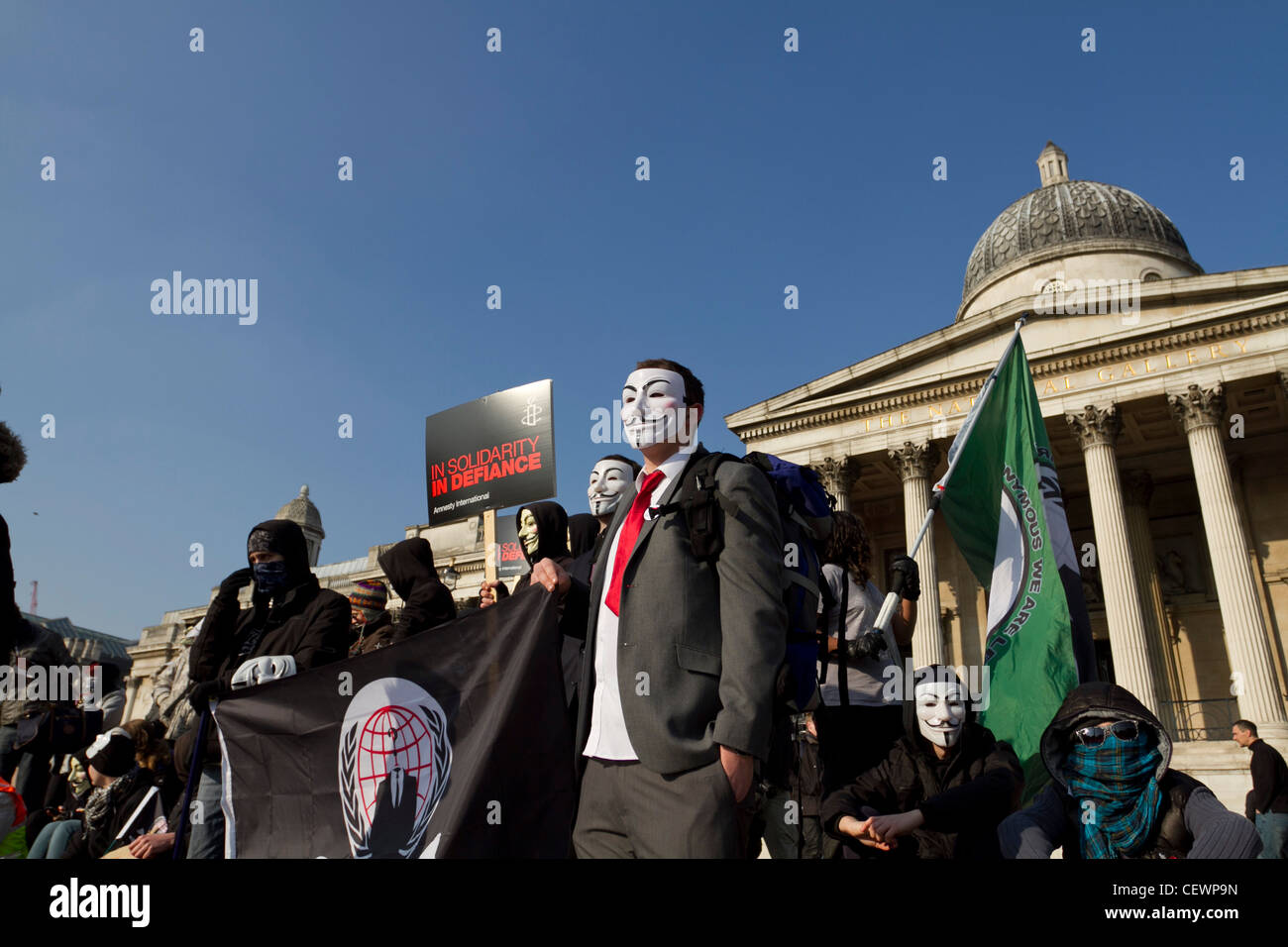 Manifestant portant masque 'Anonyme' en face de la National Gallery à Trafalgar Square London Banque D'Images