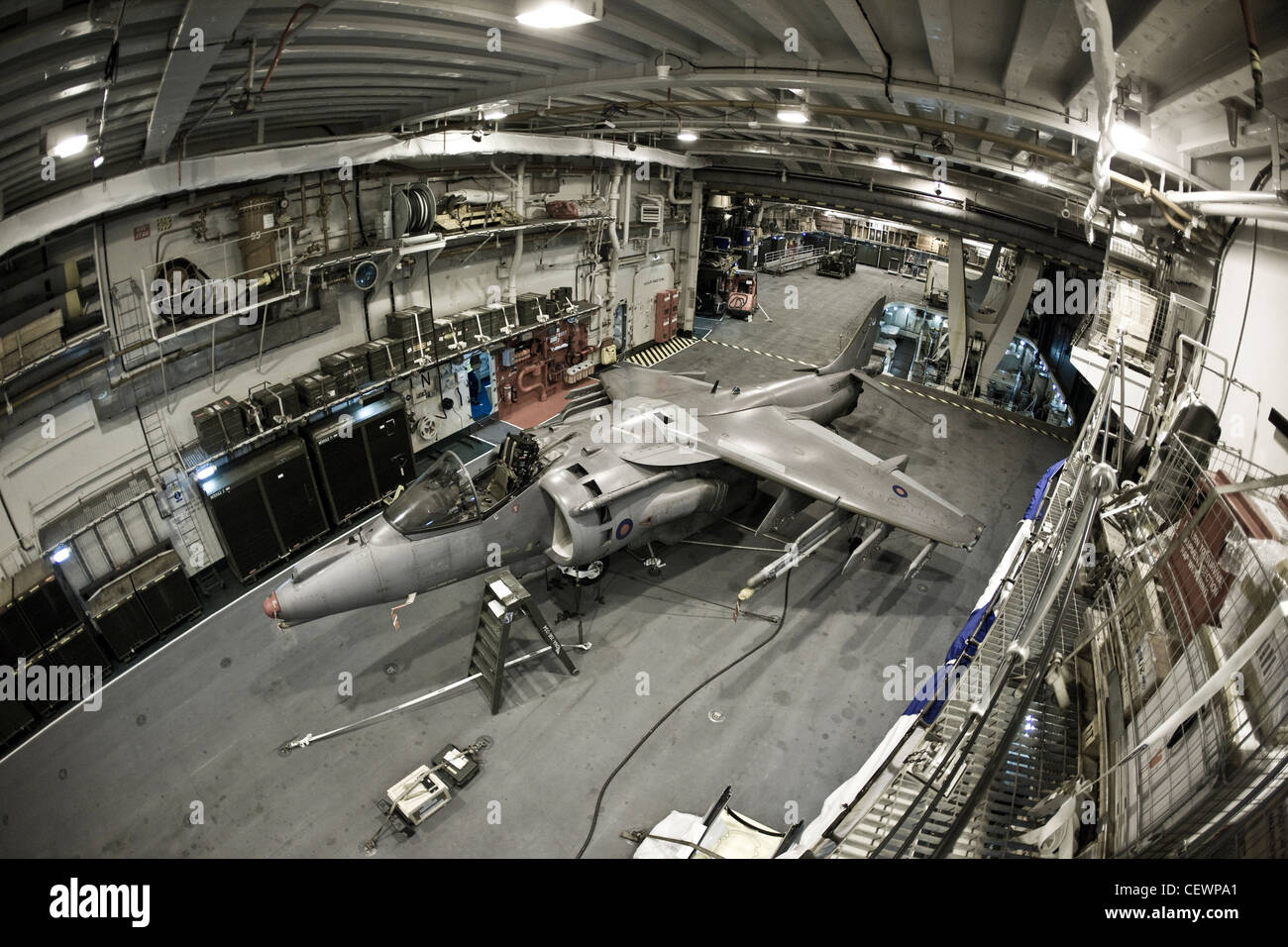 Jet Harrier dans la construction de porte-avions HMS Illustrius Banque D'Images