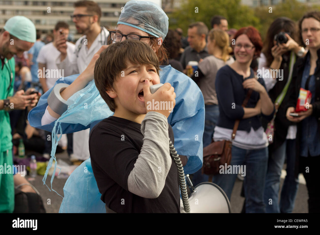 Un jeune garçon qu'on voit ici en criant contre slogan réformes du Service national de santé Banque D'Images