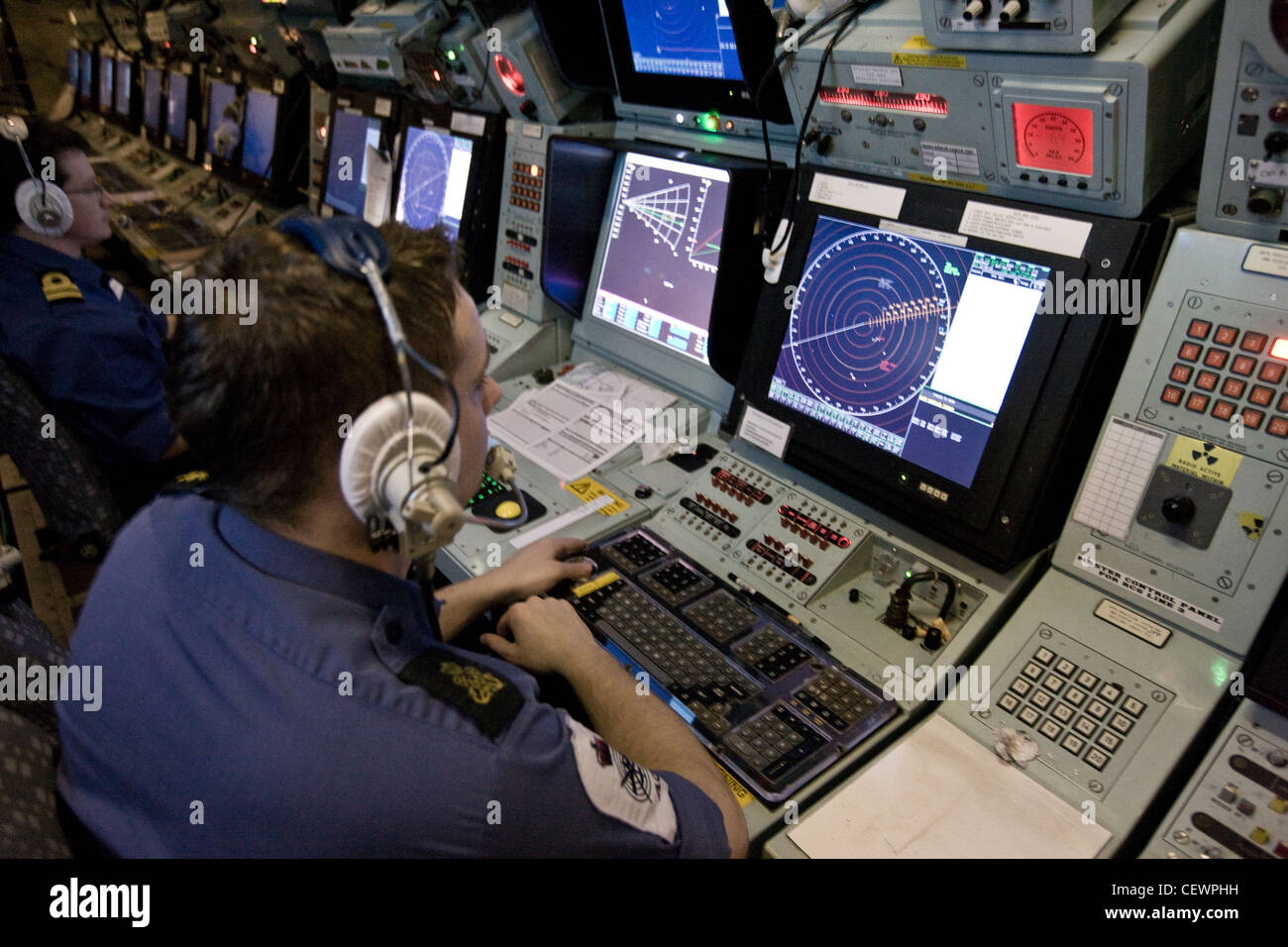 L'observation de l'équipage sur les radars de navigation porte-avions HMS Illustrius naval Banque D'Images