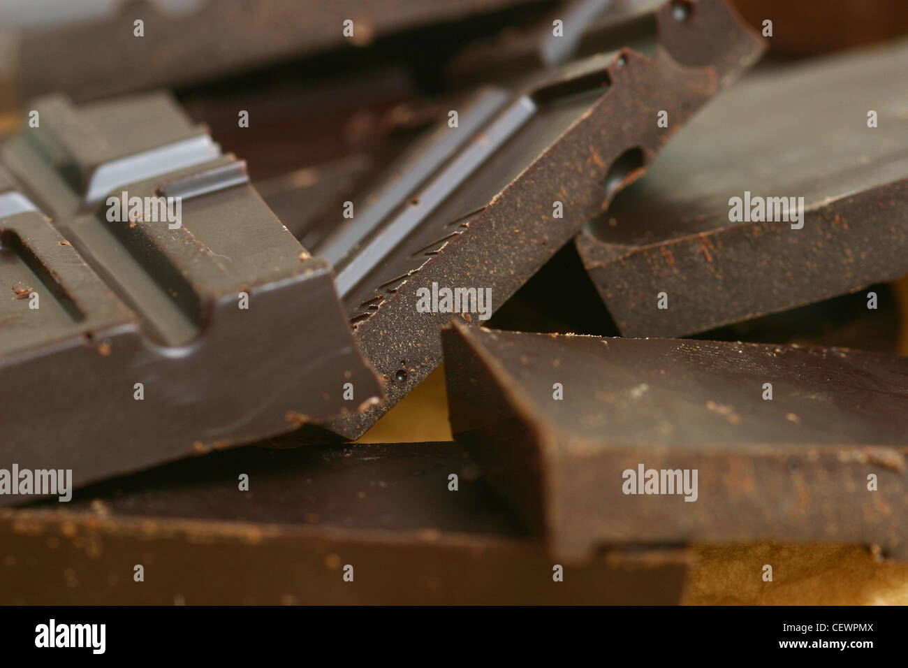 Un gros plan de carrés de chocolat noir Banque D'Images