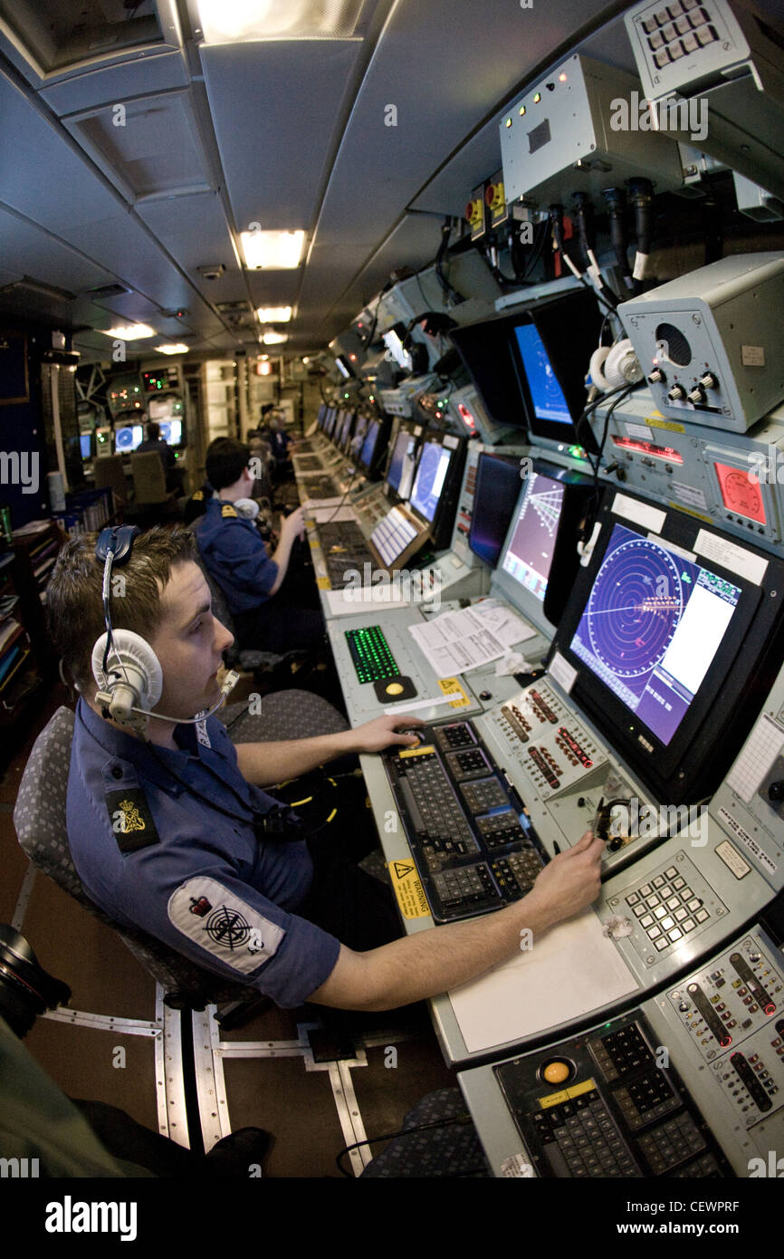 Les radars de navigation avec l'équipage sur les porte-avions HMS Illustrius Banque D'Images