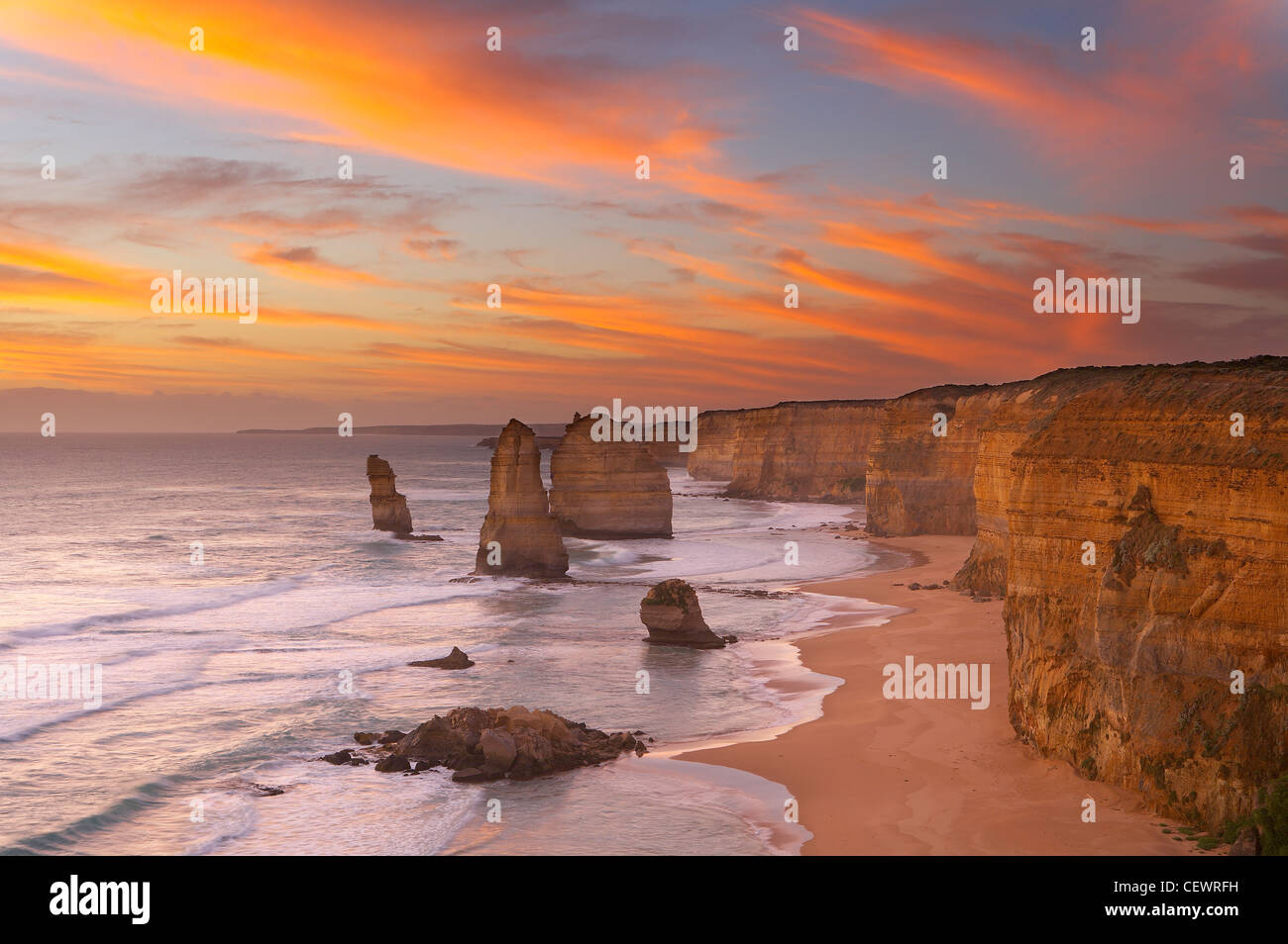 Le littoral de l'érosion des Douze Apôtres au crépuscule, Port Campbell National Park, Great Ocean Road, Victoria, Australie Banque D'Images