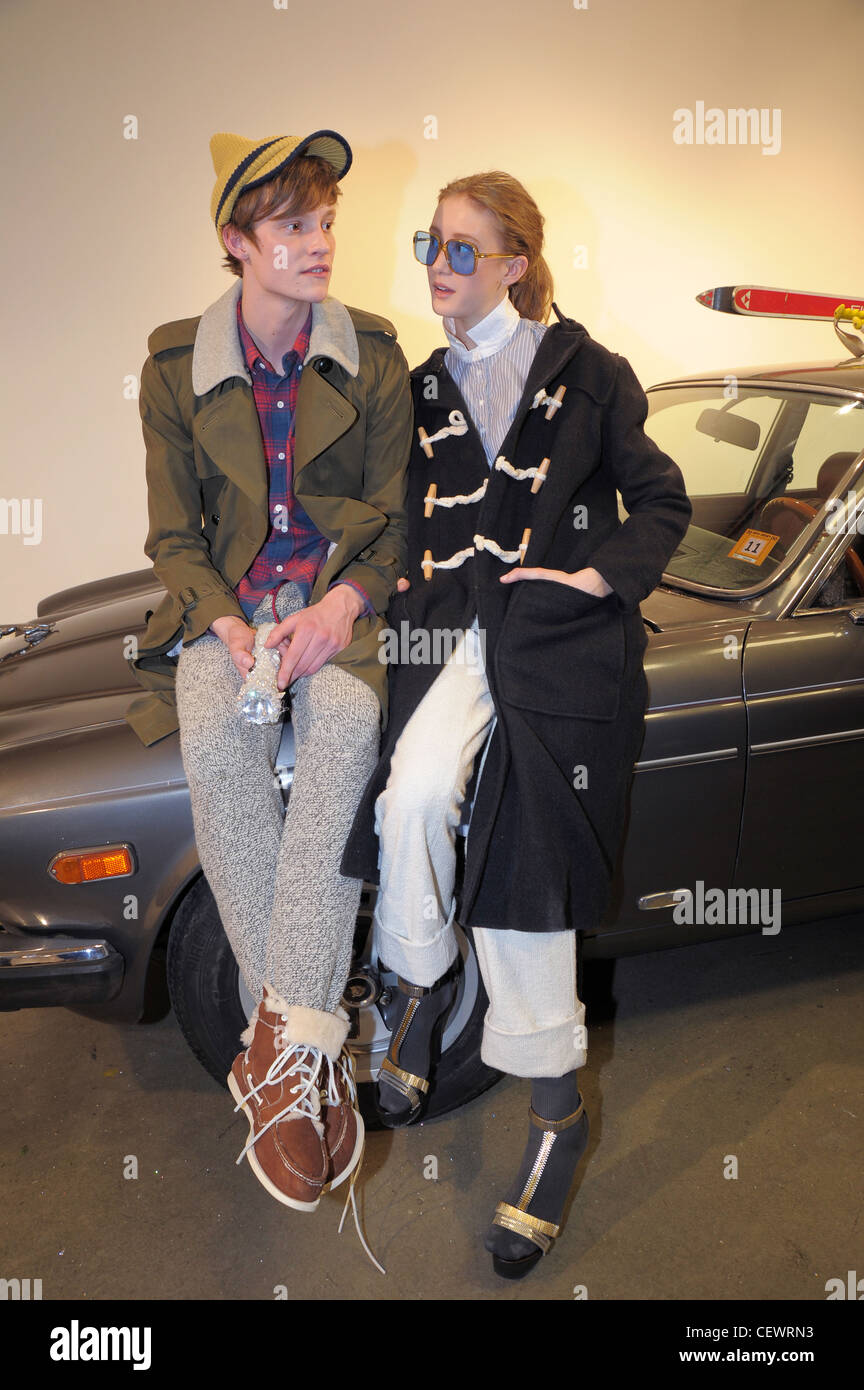 Boy par bande d'étrangers New York Prêt à Porter Automne Hiver modèle masculin vêtu d'un capuchon jaune, vert trench coat, bleu et rouge Banque D'Images