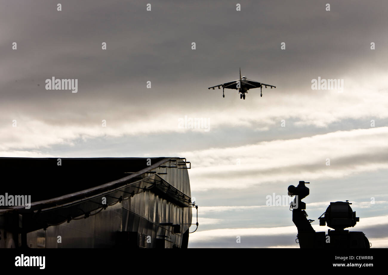 Jet Harrier décollant de porte-avions HMS Illustrius naval Banque D'Images