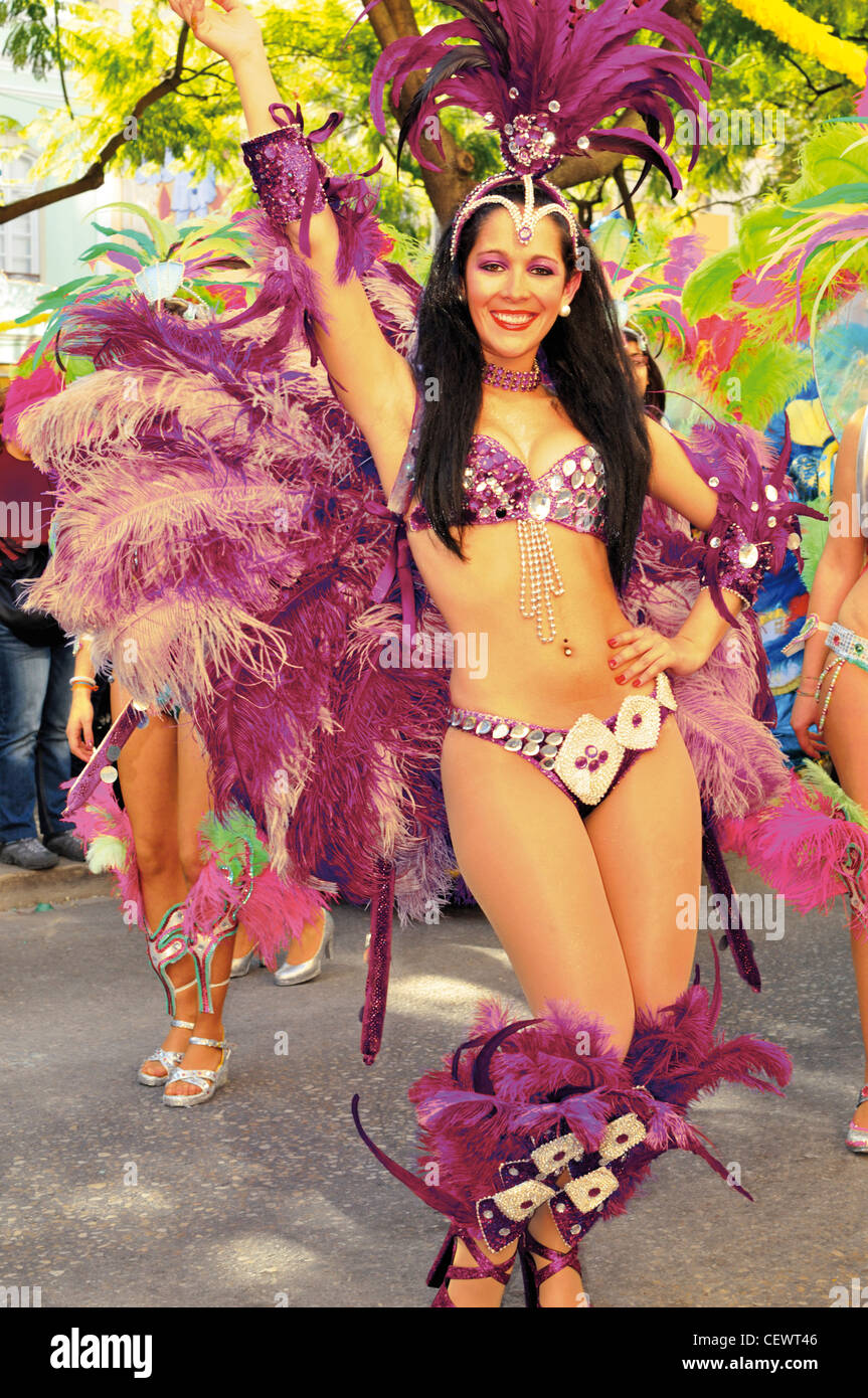 Le Portugal, l'Algarve : Membre d'une école de samba au défilé de carnaval à Loulé Banque D'Images