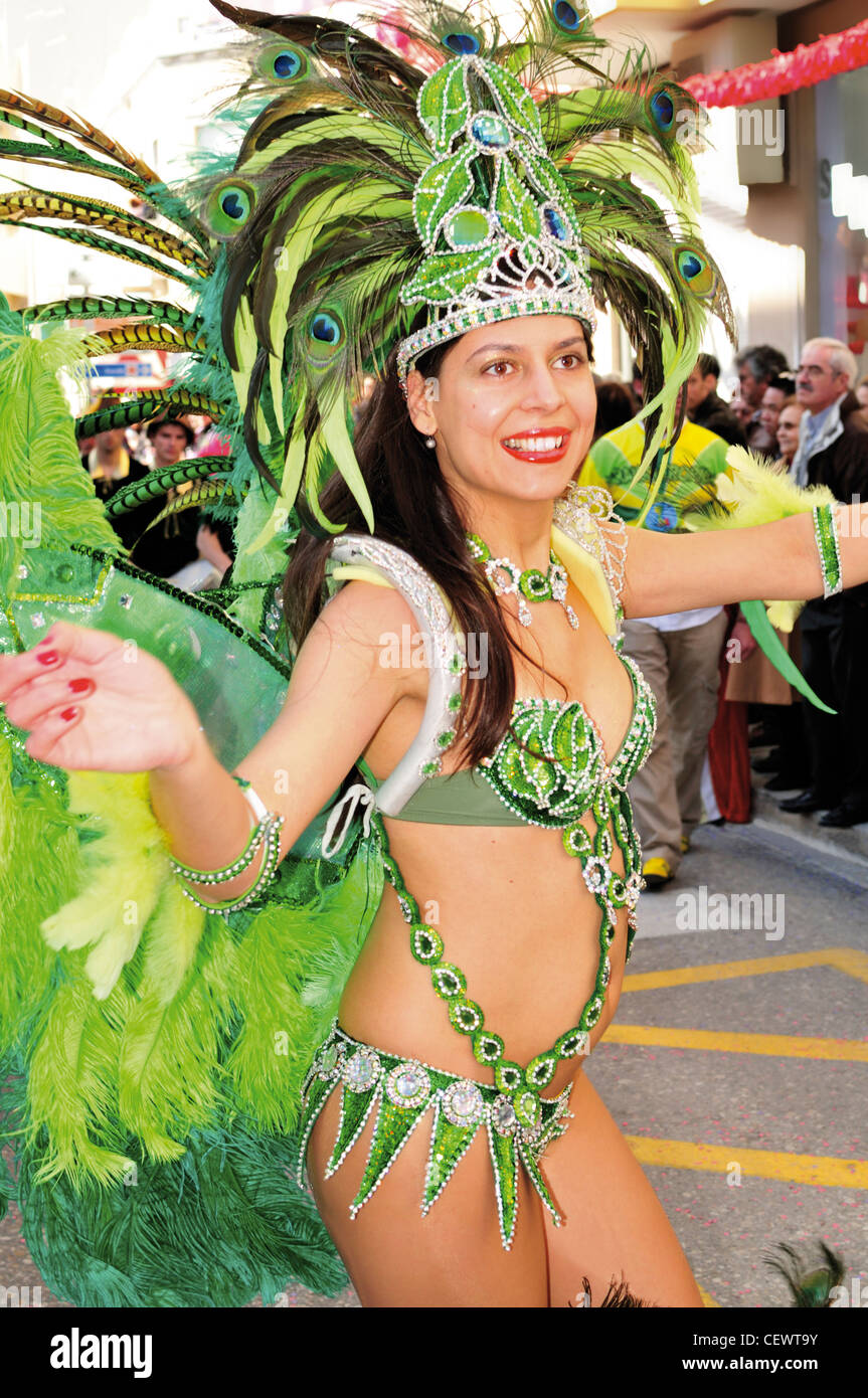 Le Portugal, l'Algarve : Membre d'une école de samba au défilé de carnaval à Loulé Banque D'Images
