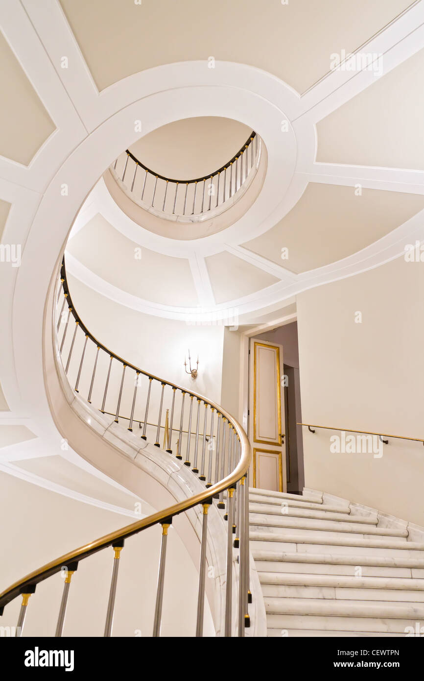 Escalier blanc. Escalier dans le palais polonais. Château Royal de Varsovie sur la Liste du patrimoine mondial - l'UNESCO. Banque D'Images