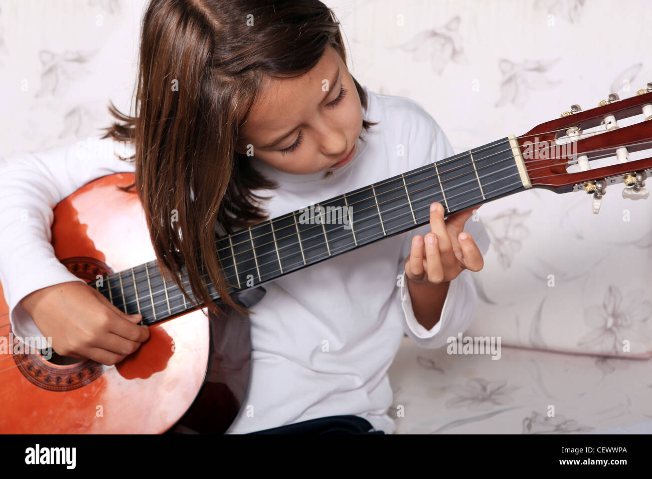 Jeune fille jouer la guitare classique Banque D'Images