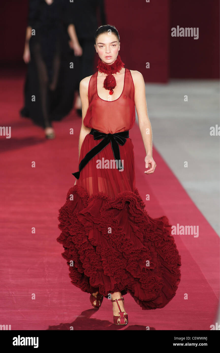 Yves Saint Laurent modèle féminin Maria Carla Boscond brown cheveux tirés  en arrière sans manches pleine longueur porte une robe rouge transparente  Photo Stock - Alamy