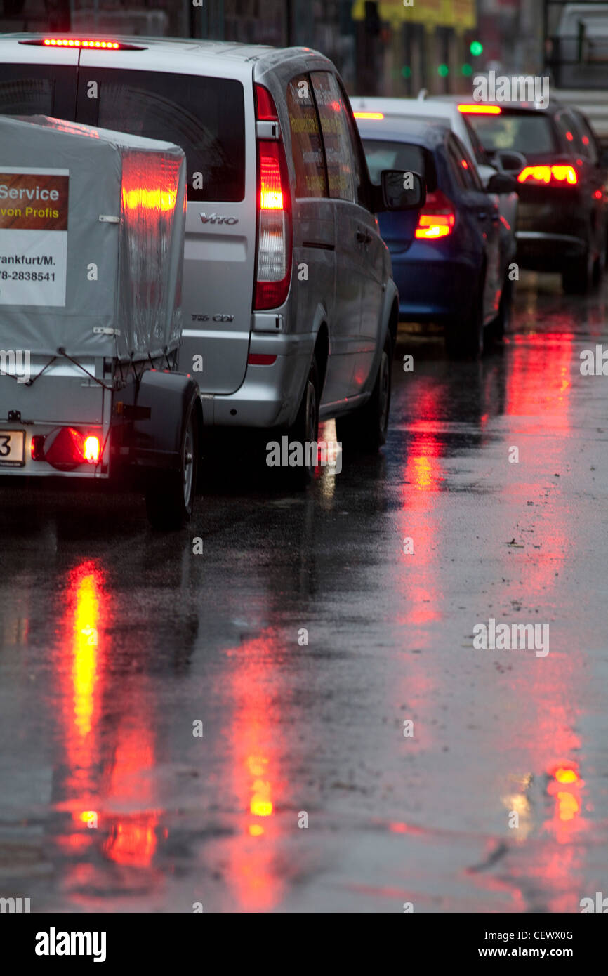 Francfort , Allemagne - le trafic entrant à Francfort pointe du matin à l'état humide et jour de pluie. Banque D'Images