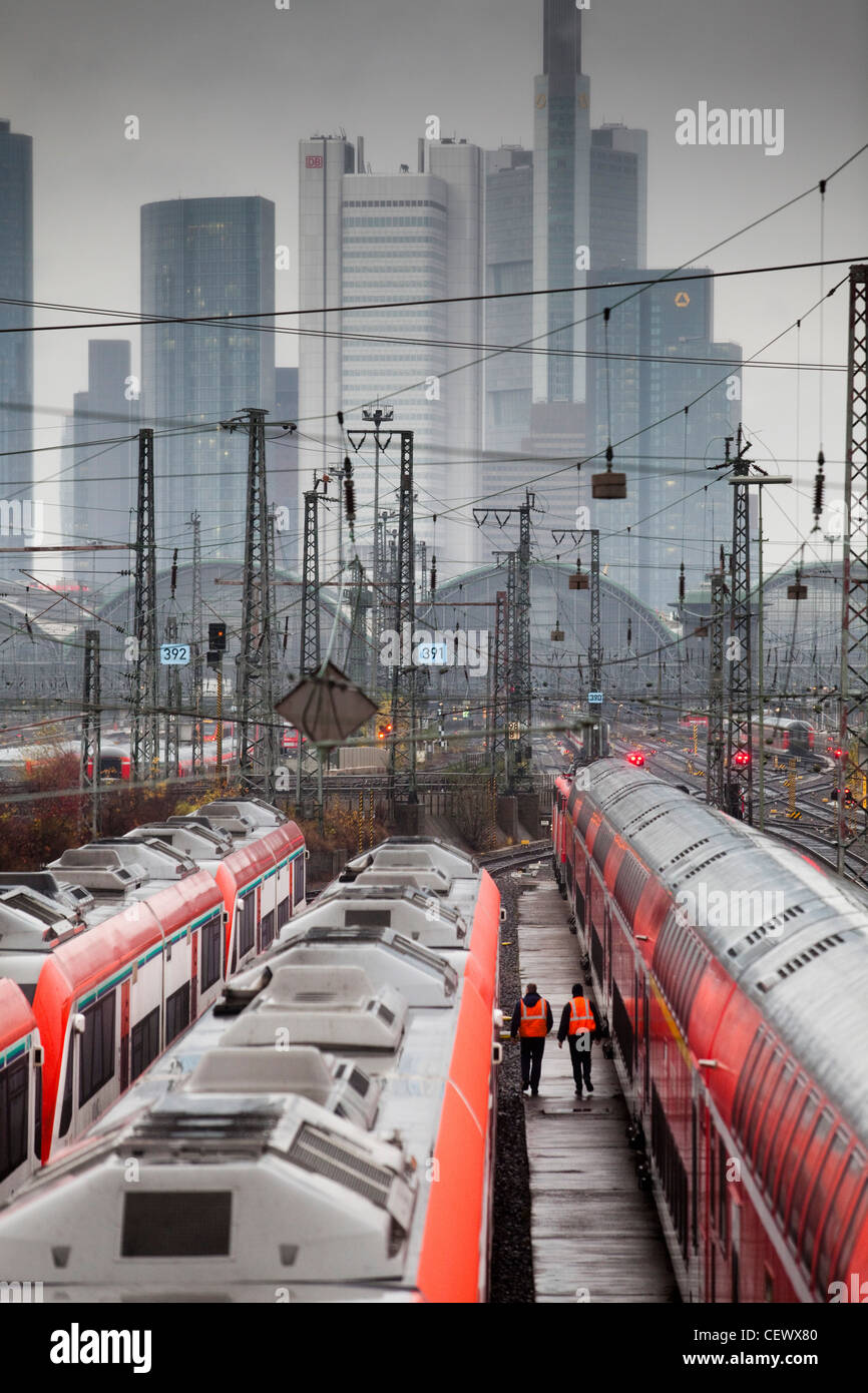 Frankfurt (Main) Hauptbahnhof (généralement traduit de l'allemand comme Frankfurt (Main) Gare Centrale, - coups de lignes et trains Banque D'Images