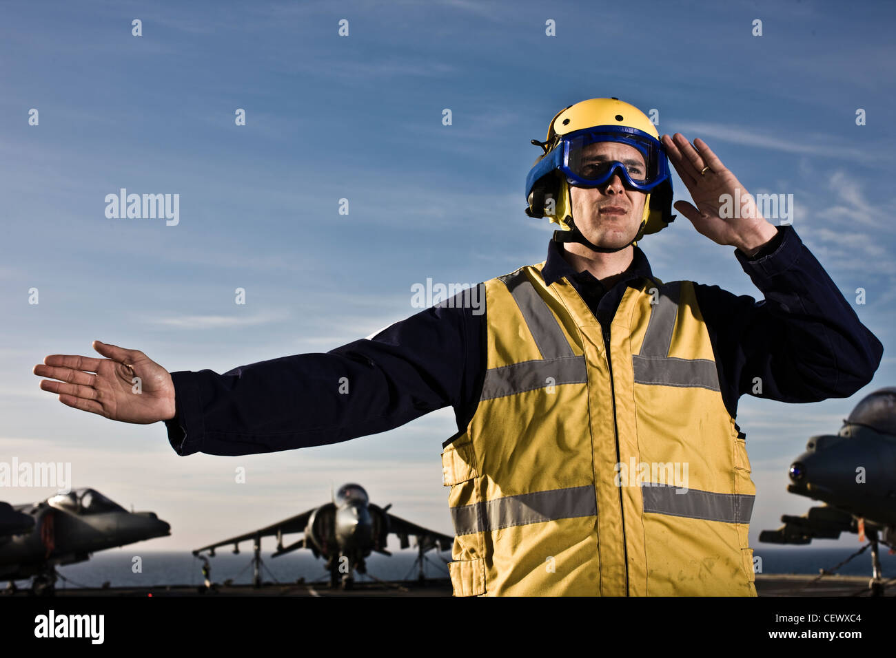 Le contrôle de la circulation aérienne sur les porte-avions HMS Illustrius Banque D'Images