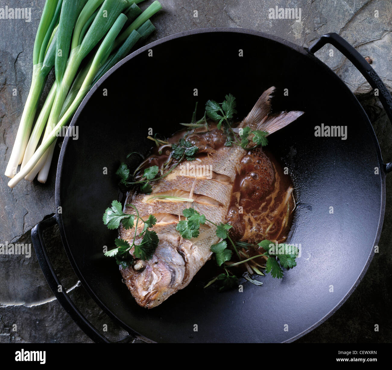 Braisé de Shanghai sert de poisson Ingrédients : truite daurade, mulet,  CARP, pesant environ 136kg après nettoyage de soya légère du SCT Photo  Stock - Alamy