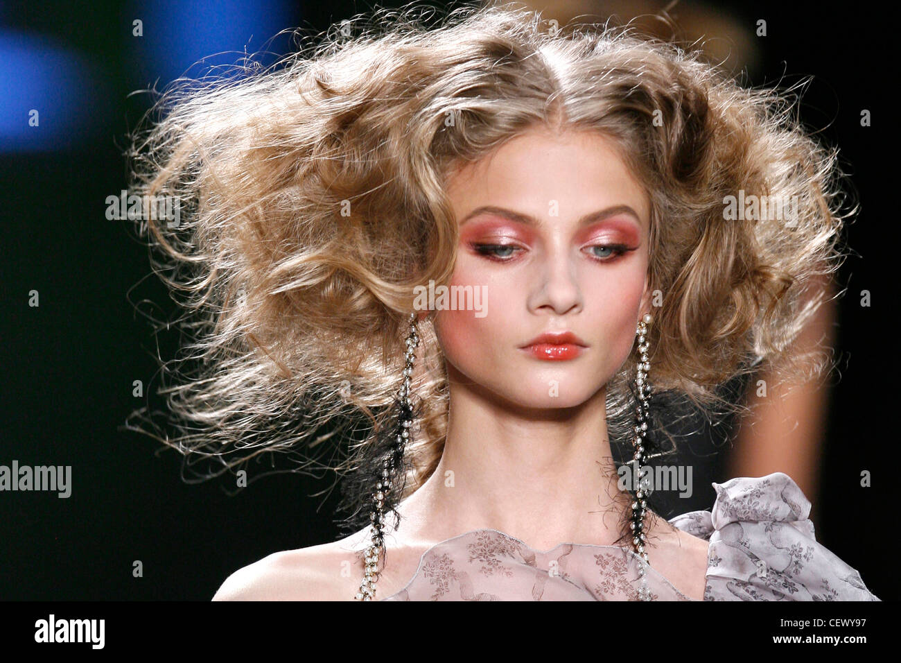 Christian Dior Paris Prêt à Porter Automne Hiver grand modèle coiffure,  portant de l'ombre à paupières rose, rose, orange et brillant à lèvres fard  à joues Photo Stock - Alamy