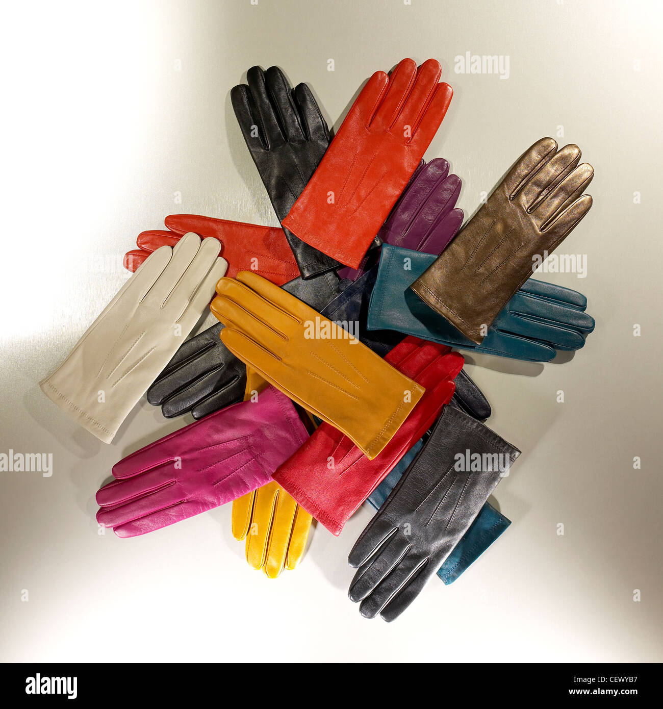 Encore un coup de la vie d'une pile de gants pour femmes Photo Stock - Alamy