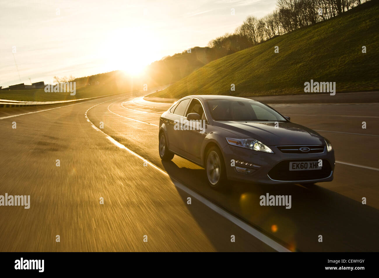 Ford Mondeo sur route, la lumière du soleil Banque D'Images