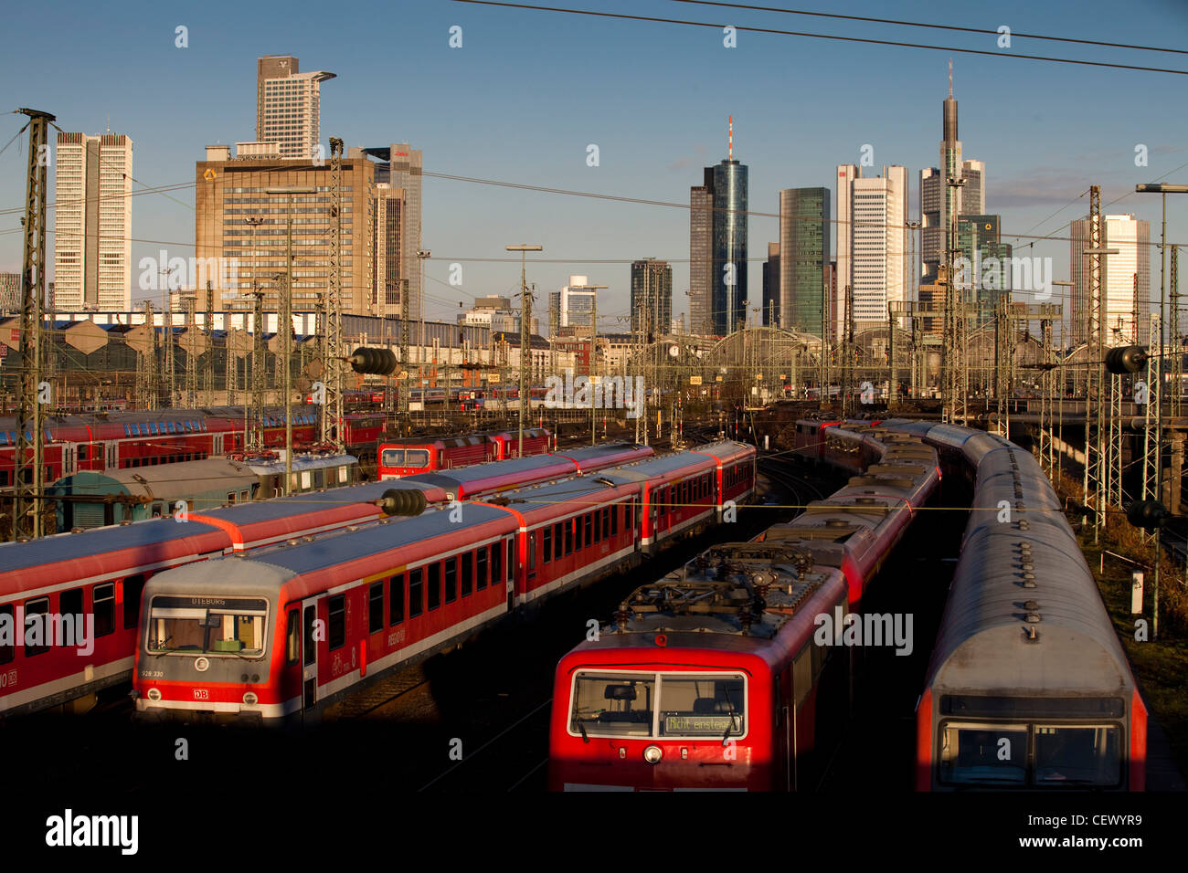 Frankfurt (Main) Hauptbahnhof (généralement traduit de l'allemand comme Frankfurt (Main) Gare Centrale, - coups de lignes et trains Banque D'Images