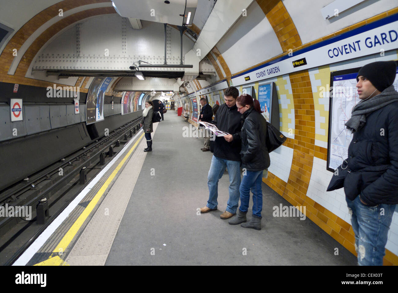 Passagers attendant le métro sur la ligne Piccadilly Station de plate-forme à Covent Garden London England UK KATHY DEWITT Banque D'Images