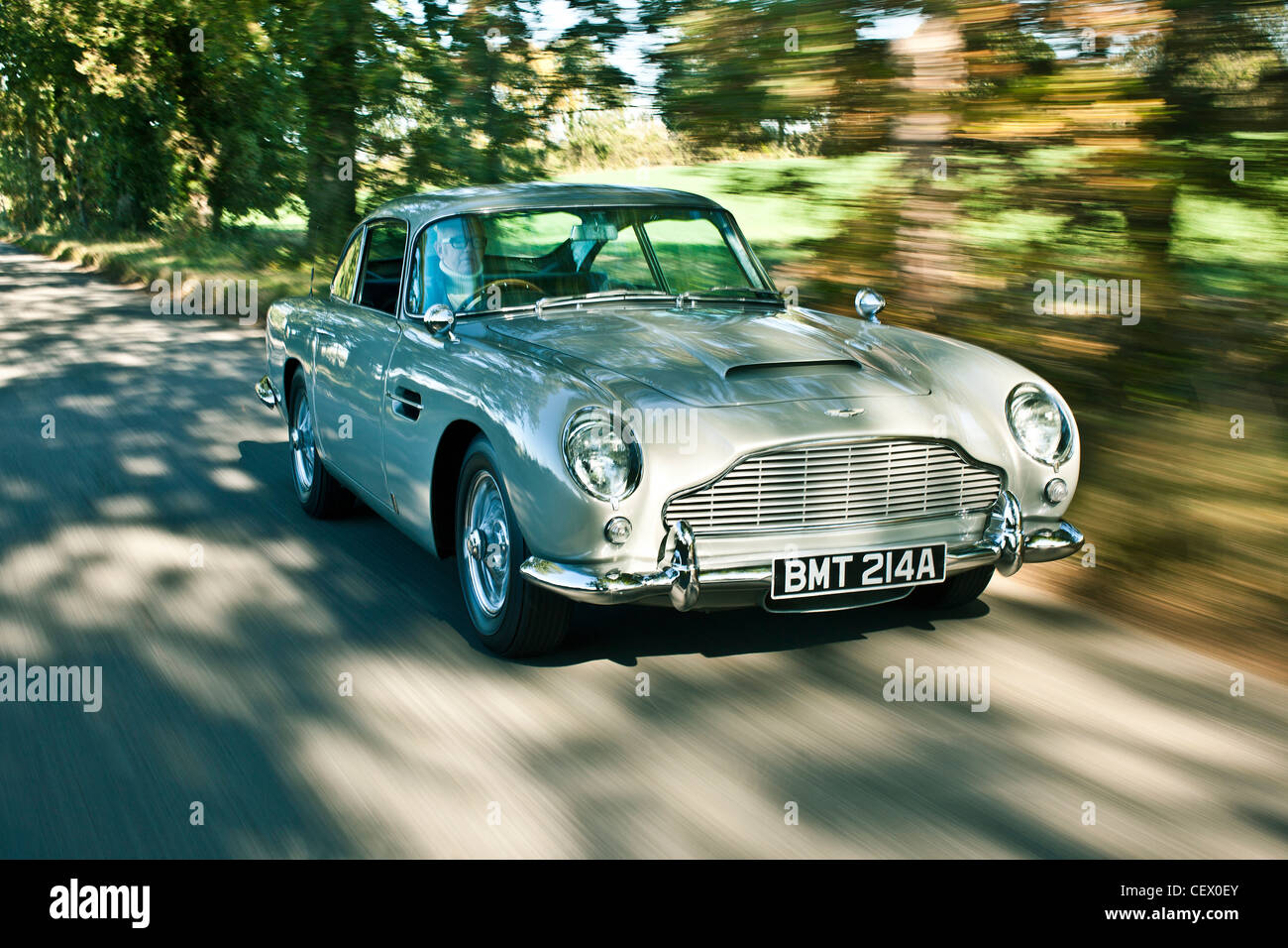 Aston Martin DB5, James Bond voiture sur la route Banque D'Images