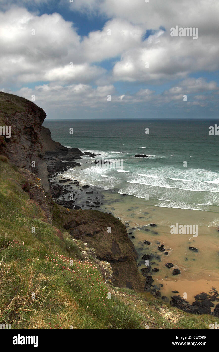 Vue depuis la falaise sur la mer entre Newquay et Mawgan Porth sur la côte de Cornouailles. Banque D'Images
