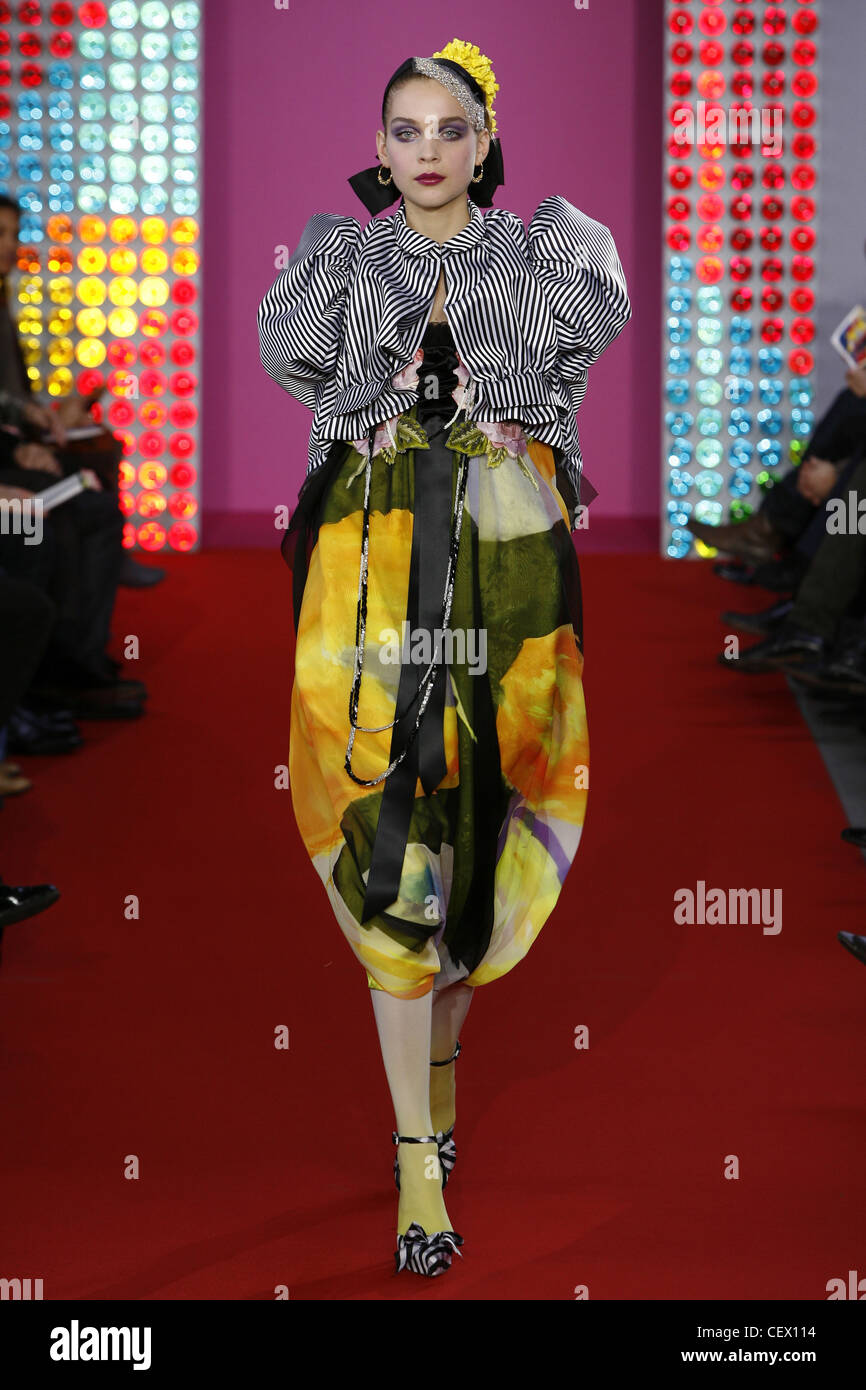 Paris Armani Haute Couture printemps été sculptés : rayé noir et blanc veste  recadrée à froufrous vesse-cravate jaune et plus Photo Stock - Alamy
