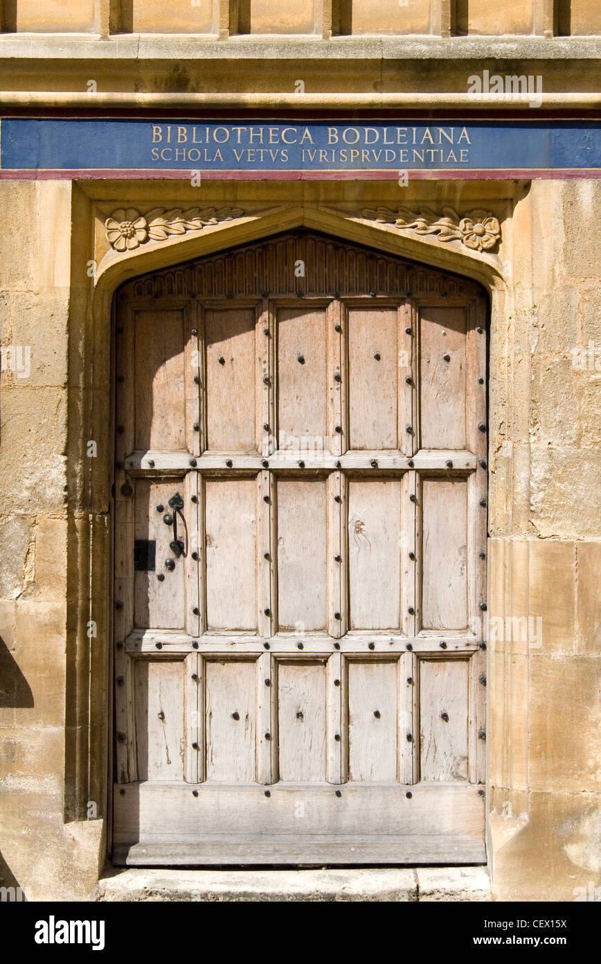 Ancienne porte de la Bodleian Library, la principale bibliothèque de recherche de l'Université d'Oxford Banque D'Images