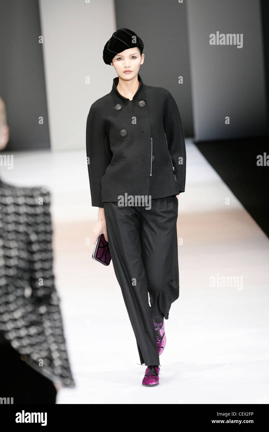 Emporio Armani Milan Prêt à Porter Automne Hiver d'ajustement lâche veste boutonnée, baggy, pantalon conique haut en dentelle rose et chaussures Banque D'Images